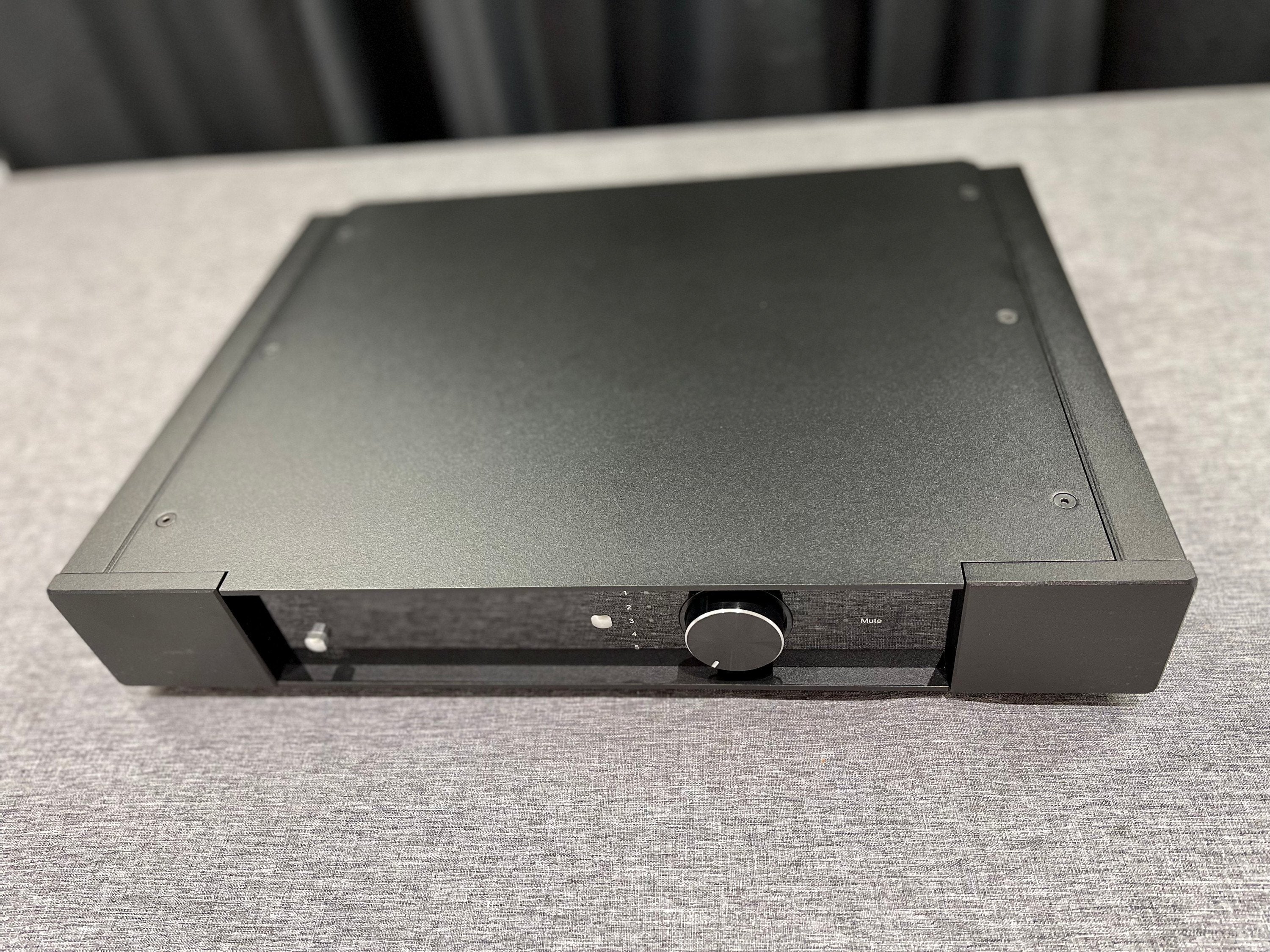 Rega Elex-R Integrated Amp (OPEN-BOX) | Best Rega Elex-R Integrated Amp (OPEN-BOX) | Rega Elex-R Integrated Amp (OPEN-BOX) Reviews | Audiolab Home Audio